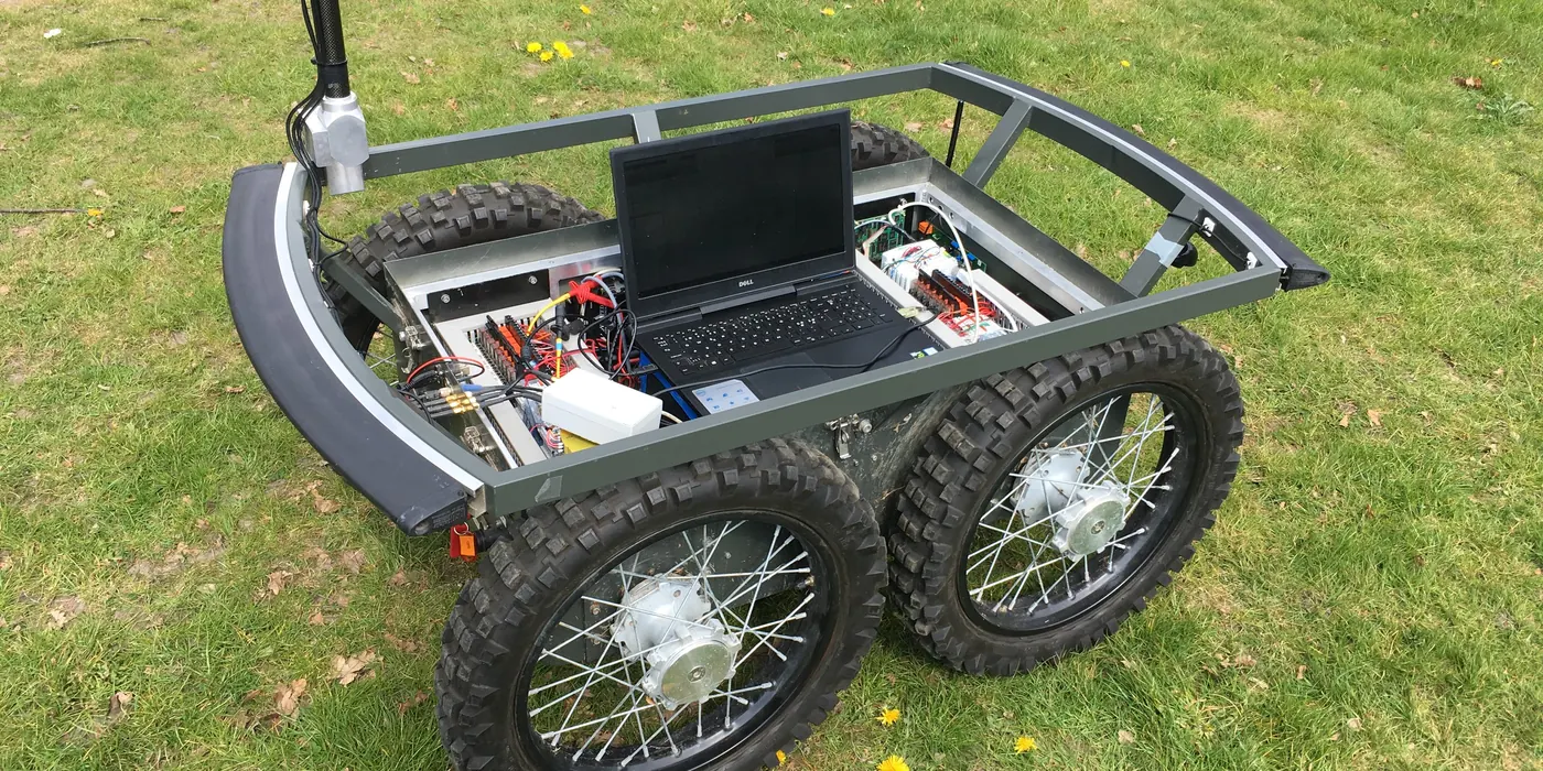 Mobil markrobot fra kandidatspecialet på en græsplæne