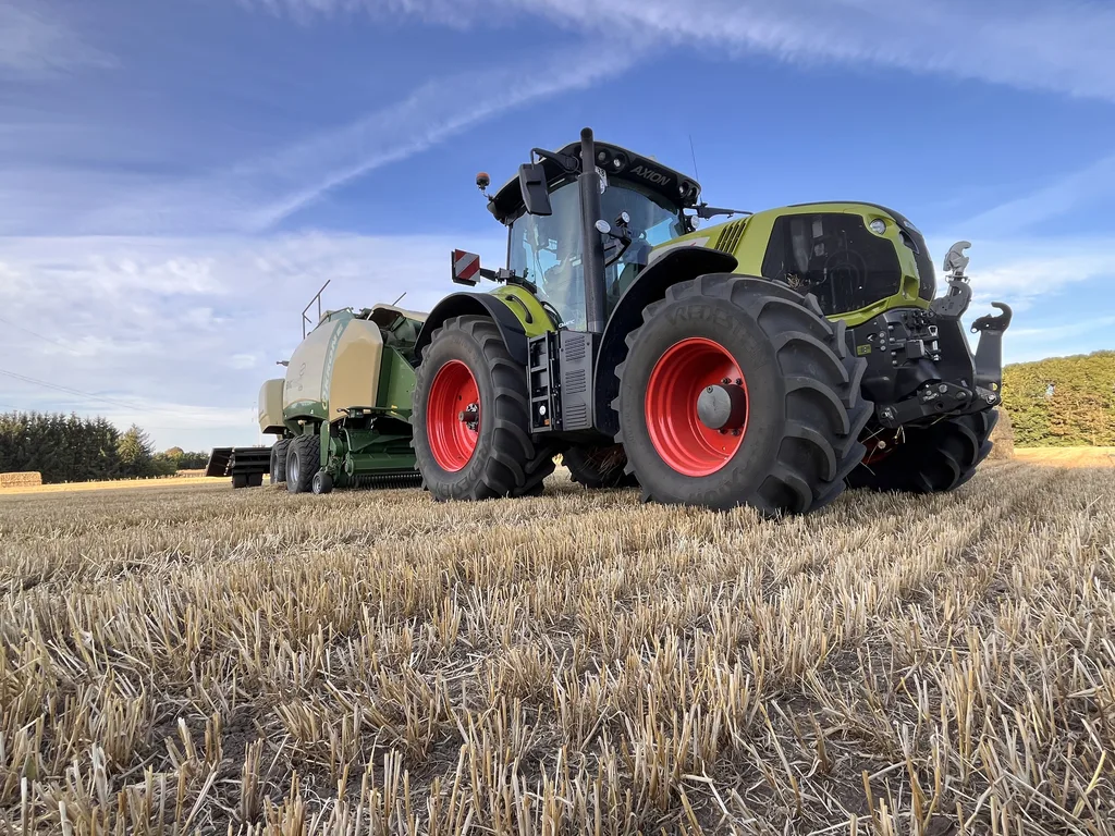 Claas Axion og Krone BiG Pack set lavt fra stubmarken