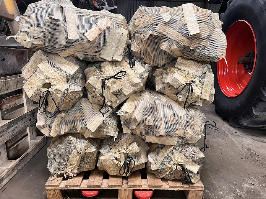 20 brændesække stablet på en palle